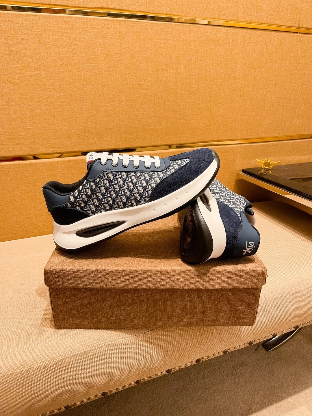 Men's shoes💰 440💰🔥 [Dior] Men's high-end brand of shoes official website 1:1 latest masterpiece: the upper is made of imported first-layer cowhide from Italy, comfortable and breathable lining ➕original non-slip and wear-resistant outsole🔥, making walking more convenient and comfortable! An exclusive new model, a stunning work, a beautiful 1:1 replica [color] compared to the official quality! Create a fashionable personality to set off your uniqueness! A must-have for trendy men! Classic 🔥Size: 39-44 Color: 🔥Multiple colors available